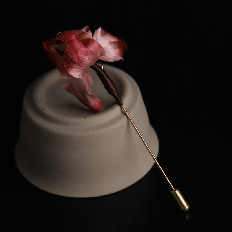 Buddha Stones Handgefertigte Seidenbrosche aus dunkelrotem Samt mit Iris-Motiv – ein Segen für Glück und Segen - image 3