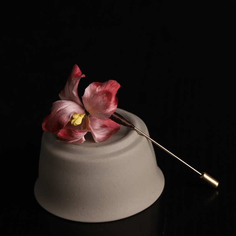 Buddha Stones Handgefertigte Seidenbrosche aus dunkelrotem Samt mit Iris-Motiv – ein Segen für Glück und Segen - Rote Iris (Länge: ca. 7-8 cm) - image 0