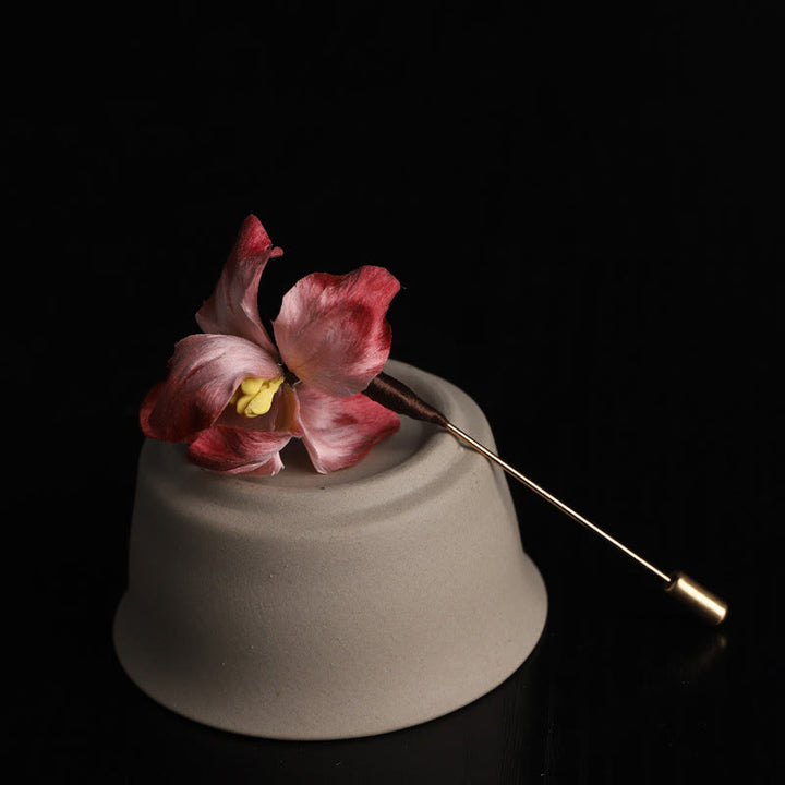 Buddha Stones Handgefertigte Seidenbrosche aus dunkelrotem Samt mit Iris-Motiv – ein Segen für Glück und Segen - Rote Iris (Länge: ca. 7-8 cm) - image 0