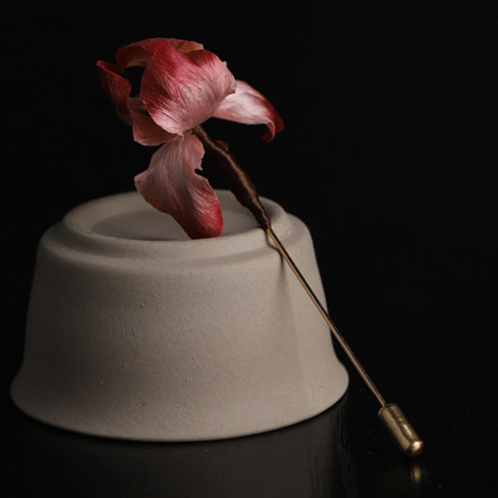 Buddha Stones Handgefertigte Seidenbrosche aus dunkelrotem Samt mit Iris-Motiv – ein Segen für Glück und Segen - image 1