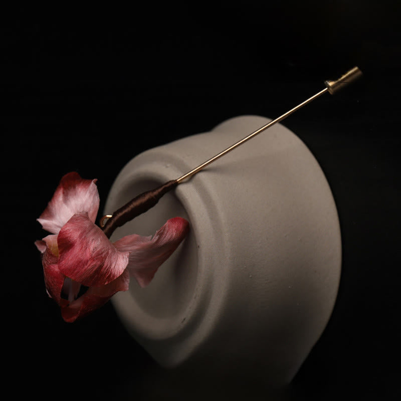 Buddha Stones Handgefertigte Seidenbrosche aus dunkelrotem Samt mit Iris-Motiv – ein Segen für Glück und Segen - image 2