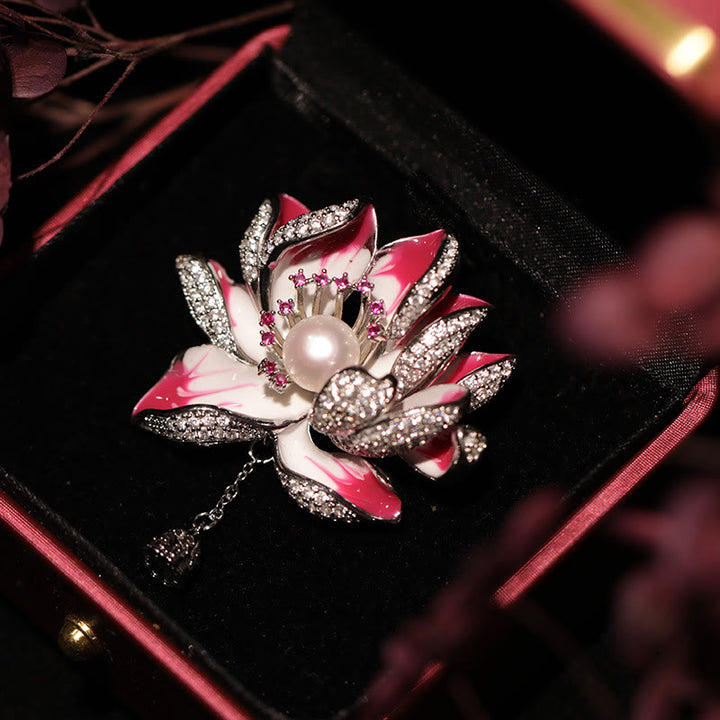 Buddha Stones Lotusblumen-Perlen-Kupferbrosche „Neubeginn“ - Rosenrot - image 2