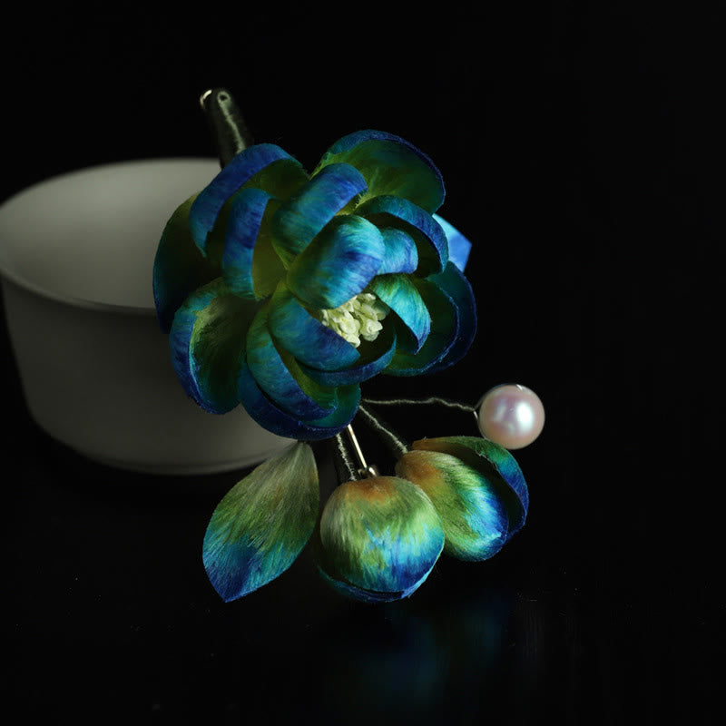 Buddha Stones Handgefertigte Brosche aus Seidenkunst-Samt mit Kamelienmotiv als Segens- und Schutzsymbol - Kamelie (Länge: ca. 7-8 cm) - image 0