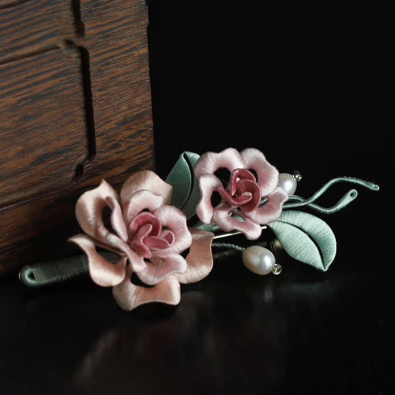 Buddha Stones Handgefertigte Seidenbrosche mit Zwillingsrosenmotiv – Symbol für Harmonie und Segen - image 2