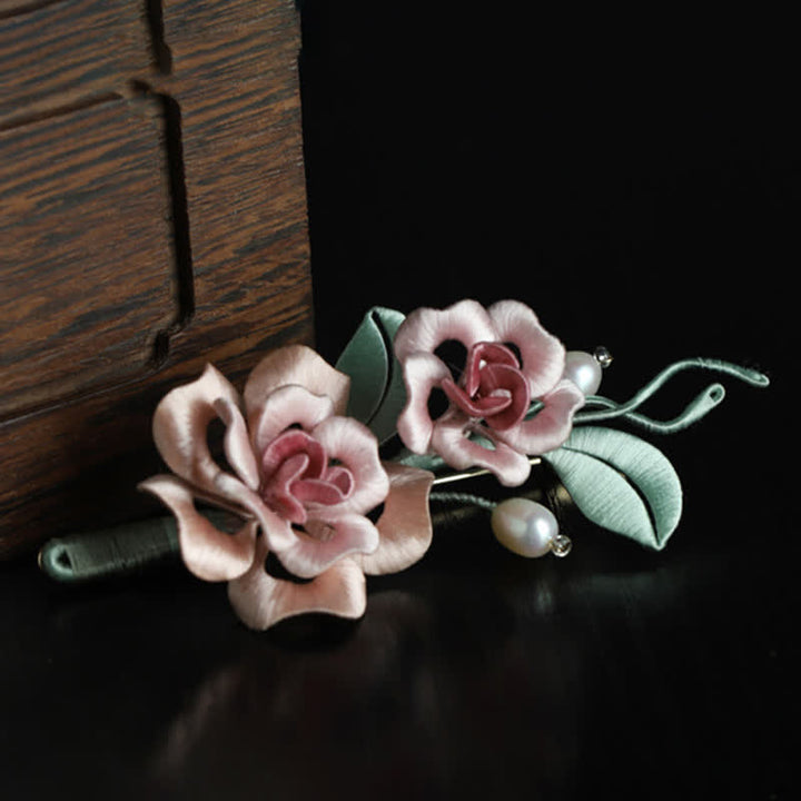 Buddha Stones Handgefertigte Seidenbrosche mit Zwillingsrosenmotiv – Symbol für Harmonie und Segen - image 2