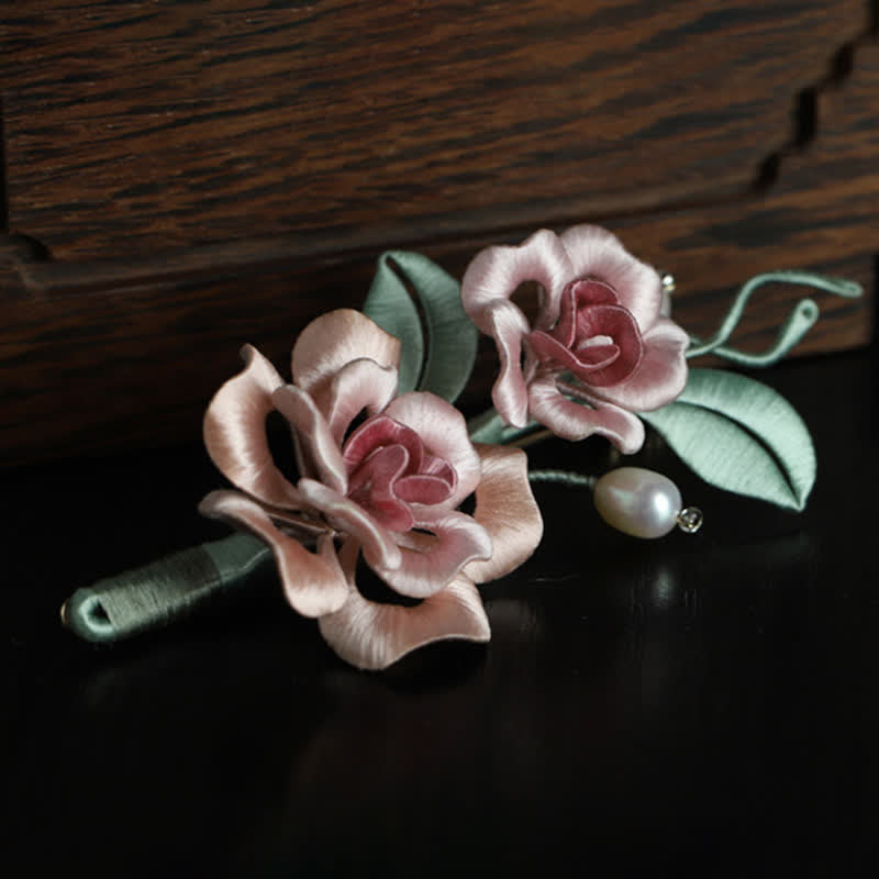 Buddha Stones Handgefertigte Seidenbrosche mit Zwillingsrosenmotiv – Symbol für Harmonie und Segen - Zwillingsrose (Länge: ca. 7-9 cm) - image 1