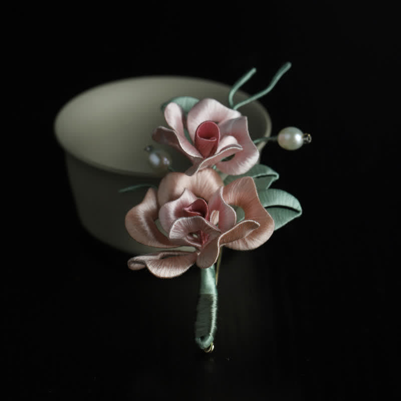 Buddha Stones Handgefertigte Seidenbrosche mit Zwillingsrosenmotiv – Symbol für Harmonie und Segen - image 0