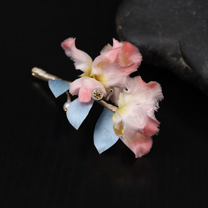 Buddha Stones Handgefertigte Seidenbrosche mit rosa Irisblume als Schutzmotiv - image 1