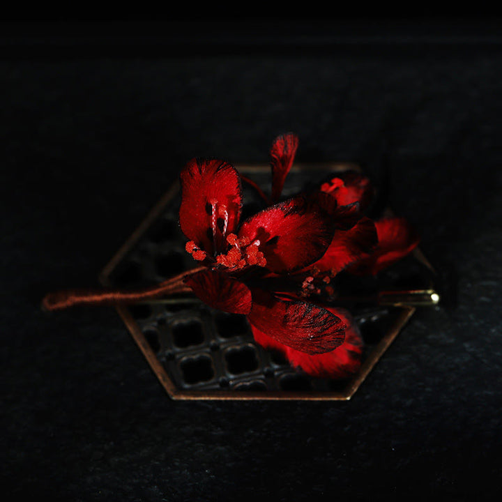 Buddha Stones Handgefertigte Seidenbrosche mit Alpenveilchen-Motiv (Cyclamen persicum) als Segenssymbol - Alpenveilchen (Cyclamen Persicum) ca. 7 cm - image 0