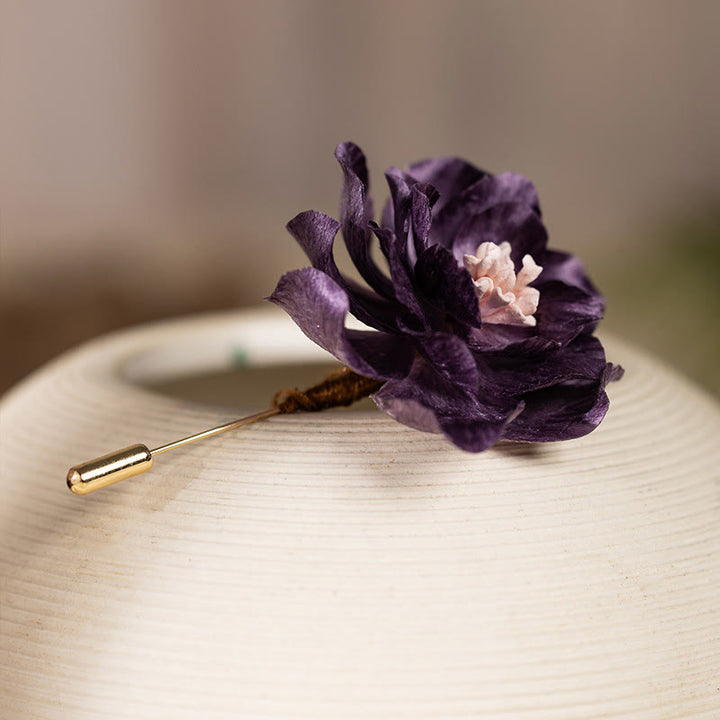 Buddha Stones Handgefertigte Seidenbrosche mit lila Pfingstrosenblume – ein Glücksbringer - image 1