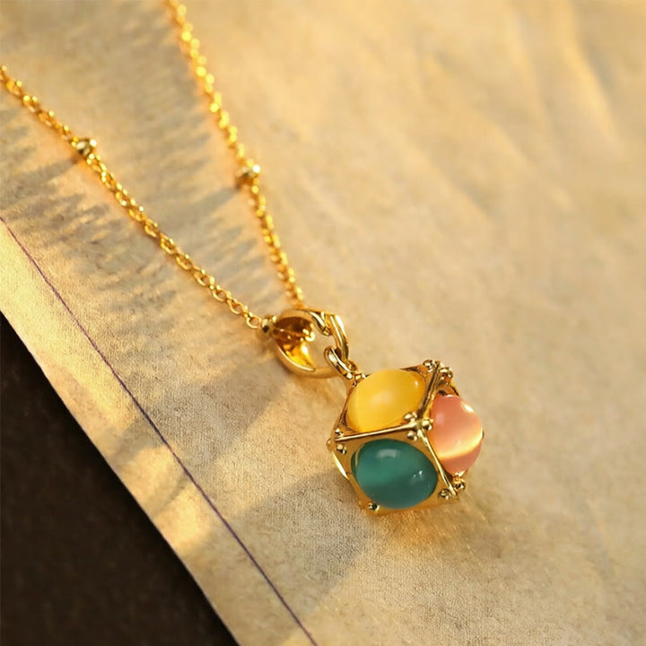 Buddha Stones Mehrfarbiger Katzenaugen-Einlege-Design-Würfel-Schutz-Halskettenanhänger - image 1