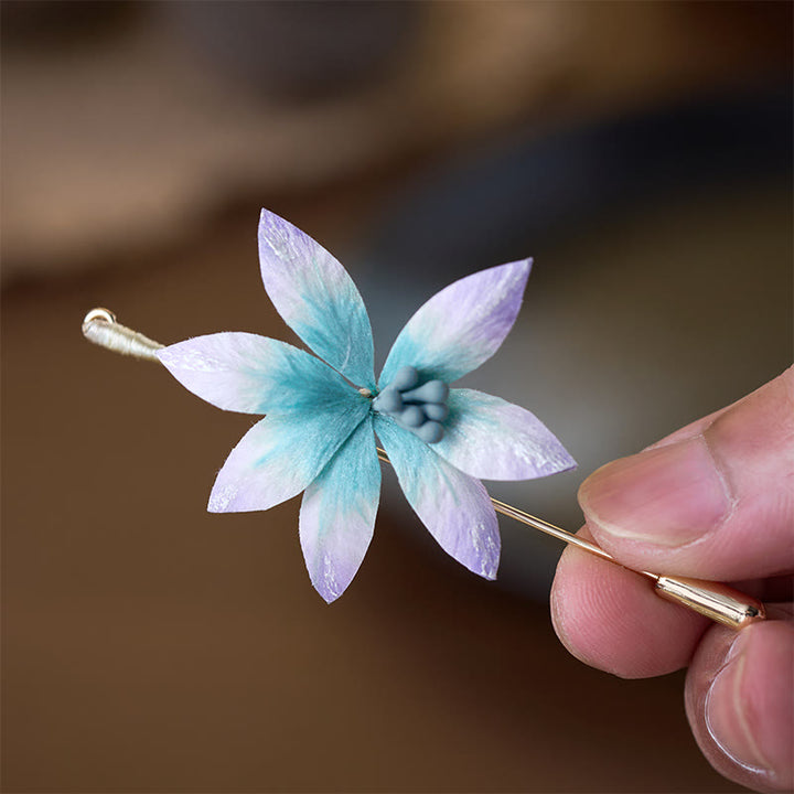 Buddha Stones Handgefertigte Brosche aus Seidenkunst-Samt mit blauer Blume als Segenssymbol - image 2