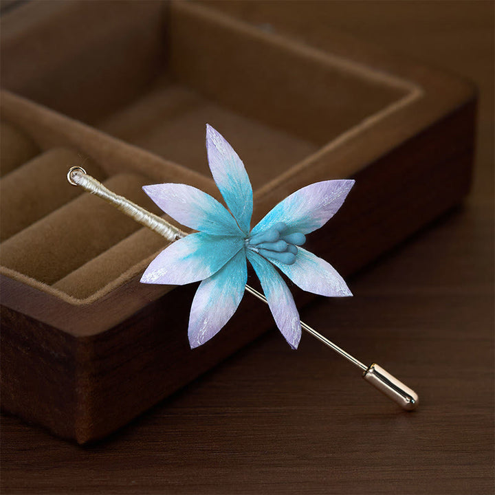 Buddha Stones Handgefertigte Brosche aus Seidenkunst-Samt mit blauer Blume als Segenssymbol - image 1