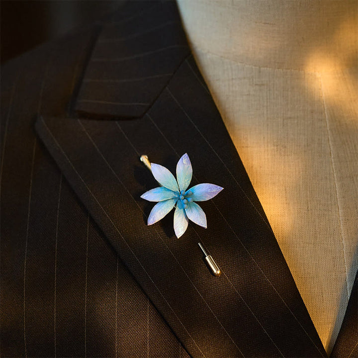 Buddha Stones Handgefertigte Brosche aus Seidenkunst-Samt mit blauer Blume als Segenssymbol - image 3