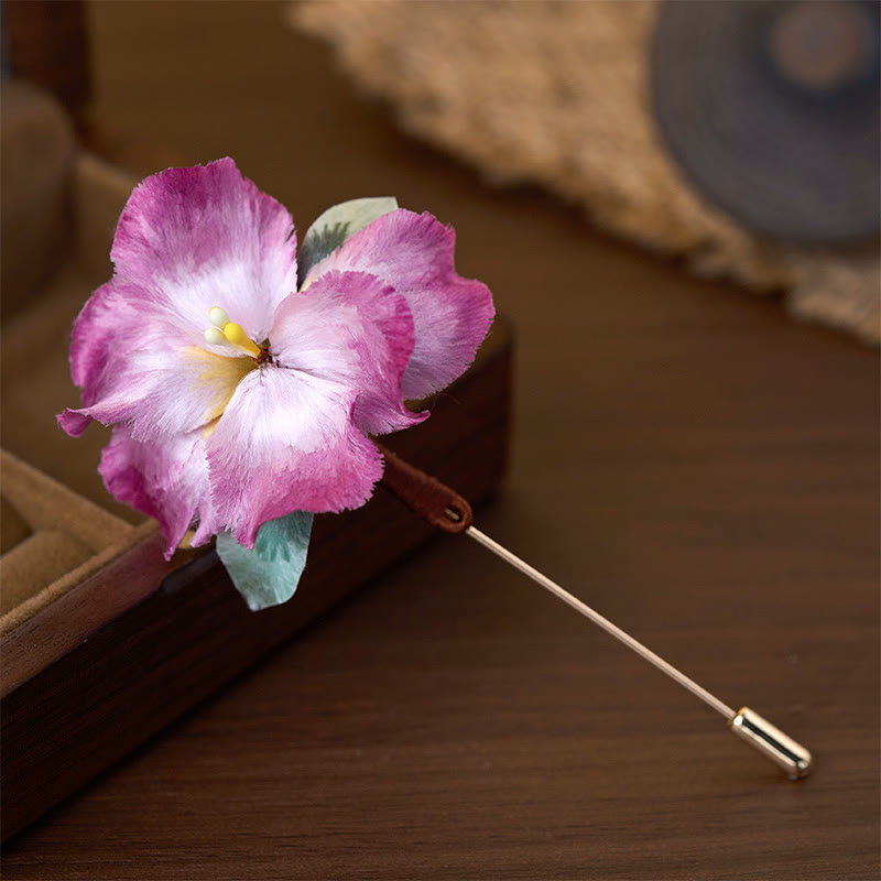 Buddha Stones Handgefertigte Brosche aus Seidenkunst-Samt mit Irisblüte - image 1