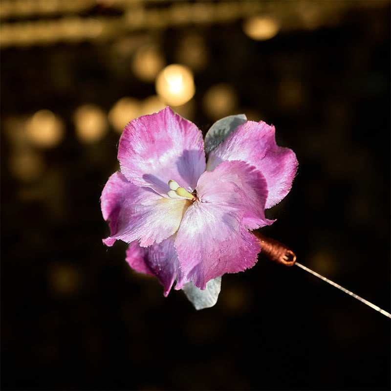 Buddha Stones Handgefertigte Brosche aus Seidenkunst-Samt mit Irisblüte - Irisblüte, ca. 7 cm - image 0