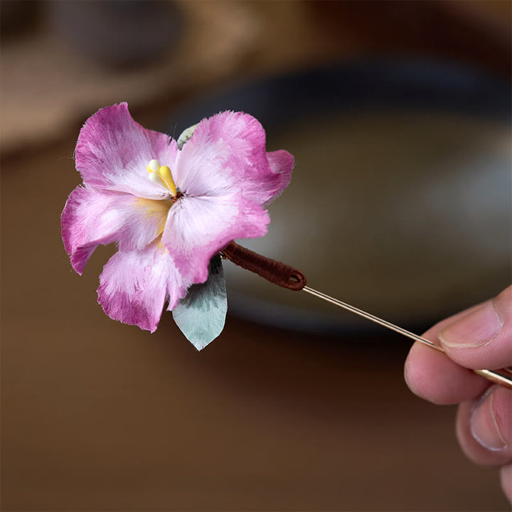 Buddha Stones Handgefertigte Brosche aus Seidenkunst-Samt mit Irisblüte - image 2