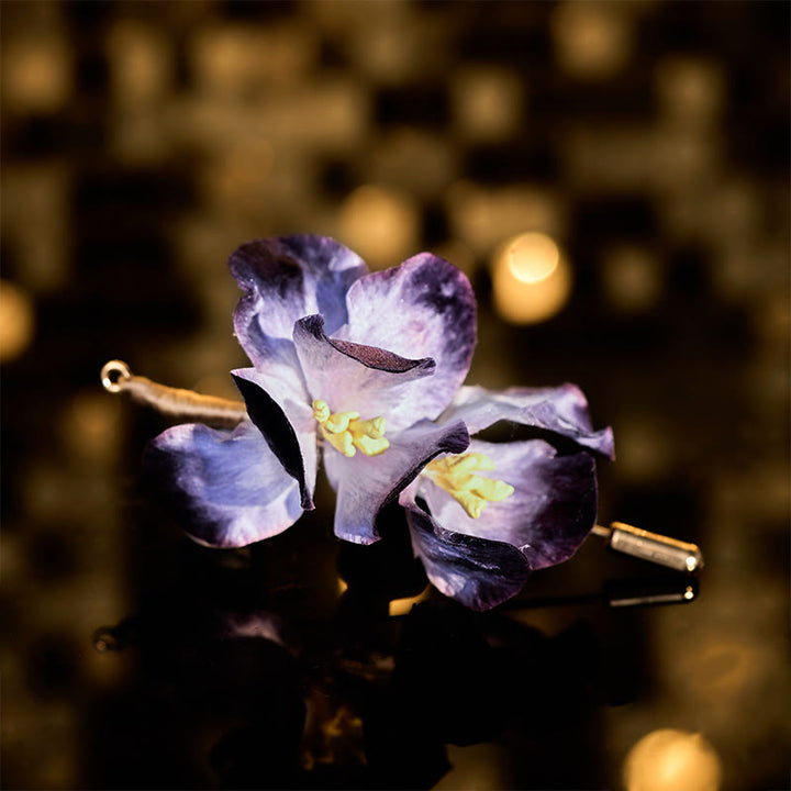 Buddha Stones Handgefertigte Brosche aus Seidenkunst-Samt mit hellvioletter Irisblüte - Hellviolette Iris, ca. 7 cm - image 0