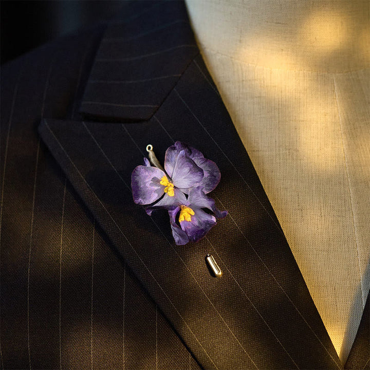 Buddha Stones Handgefertigte Brosche aus Seidenkunst-Samt mit hellvioletter Irisblüte - image 3