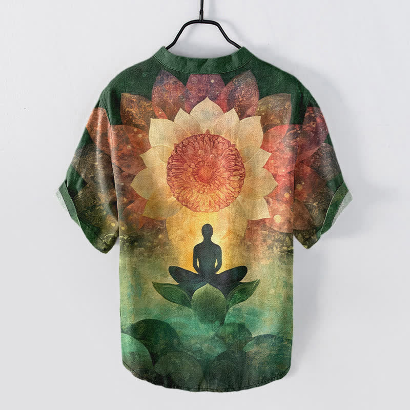 Buddha Stones Kurzarm-Herrenhemd aus Baumwolle mit Lotus-Meditationsmotiv und halber Knopfleiste - image 1