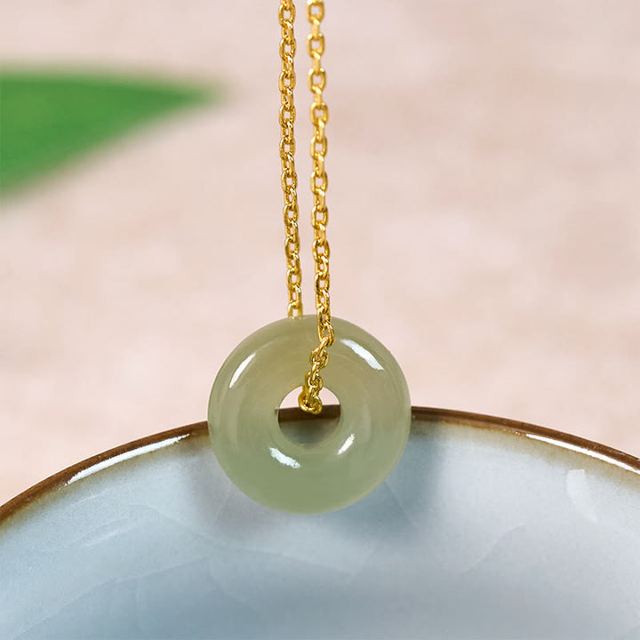 Buddha Stones Halskettenanhänger aus natürlichem grünem Jade mit Friedensschnalle – Symbol für Wohlstand - Natürlicher Jade (Farbe kann variieren) - Goldene Kupferkette - image 0