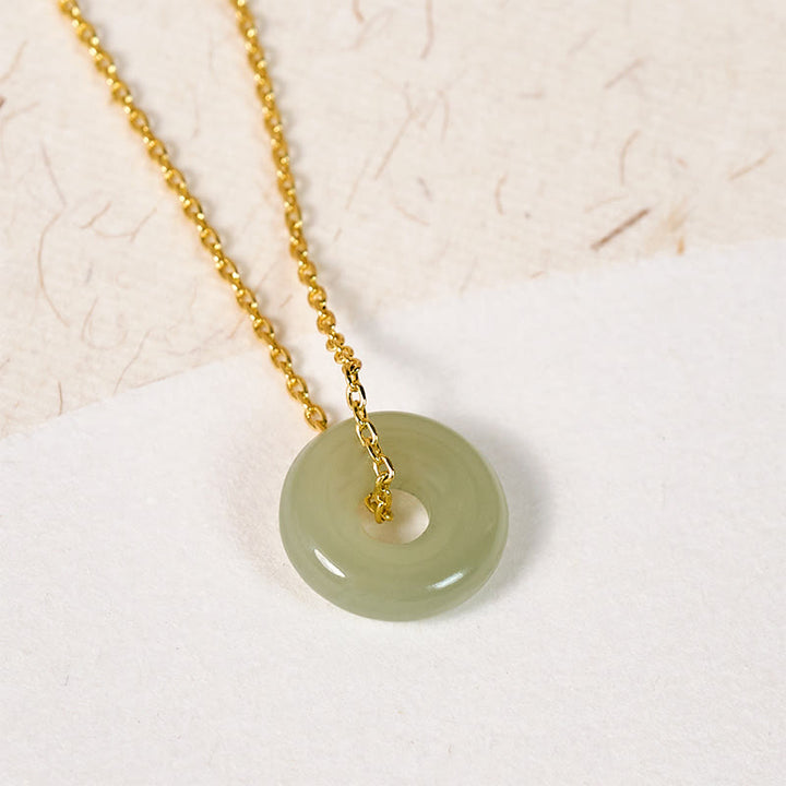 Buddha Stones Halskettenanhänger aus natürlichem grünem Jade mit Friedensschnalle – Symbol für Wohlstand - image 2