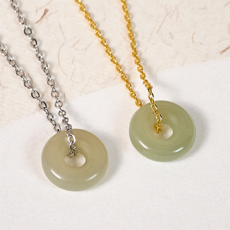 Buddha Stones Halskettenanhänger aus natürlichem grünem Jade mit Friedensschnalle – Symbol für Wohlstand - image 1