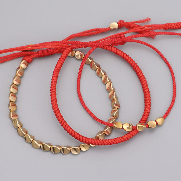 Buddha Stones 3-teiliges Armband aus goldenen Kupferperlen und roter Schnur - image 1