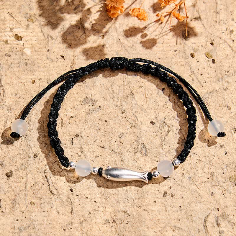 Buddha Stones Armband aus 999er Sterlingsilber mit Koi-Karpfen und weißem Achat, umwickelt mit geflochtenem Seil - image 1