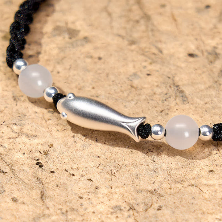 Buddha Stones Armband aus 999er Sterlingsilber mit Koi-Karpfen und weißem Achat, umwickelt mit geflochtenem Seil - image 4