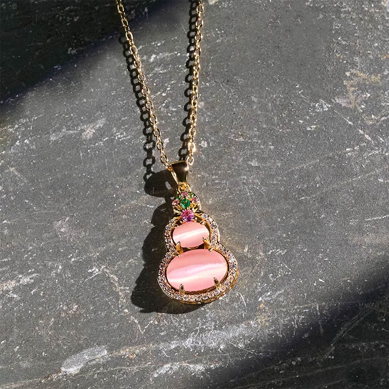Buddha Stones Halskettenanhänger aus rosa Chalcedon-Kürbis mit Optimismus-Motiv - image 1