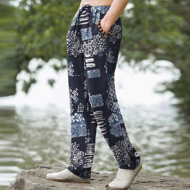 Buddha Stones Herrenhose aus Baumwolle mit geometrischem Patchworkmuster, schmal zulaufendem Schnitt und Taschen - image 1