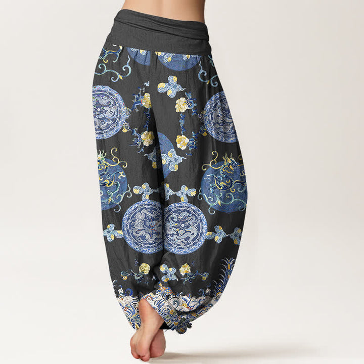 Buddha Stones Baumwoll-Haremshose mit indigoblauem Medaillon-Drachenmuster und elastischem Bund für Damen. - image 1
