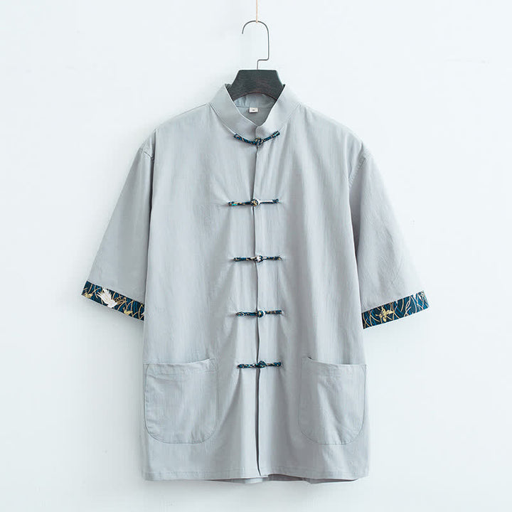 Buddha Stones Sommerliches Herrenhemd im Tang-Stil mit Stehkragen, Froschknopfleiste und kurzen Ärmeln sowie Taschen - Hellgrau - US/ UK/AU44, EU54 (4XL) - image 2