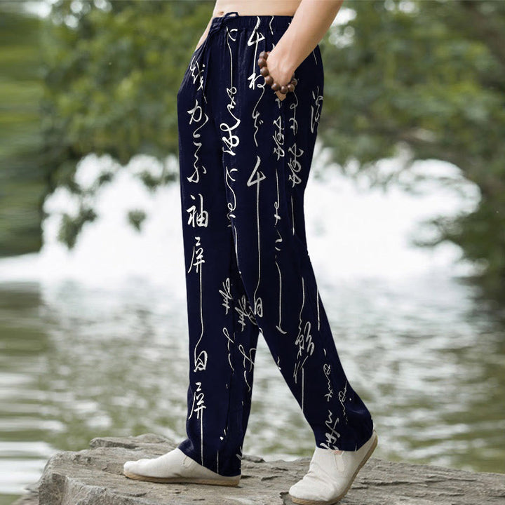 Buddha Stones Weiße Baumwollhose für Herren mit Kalligrafiemuster, schmal zulaufendem Schnitt und Taschen - image 1