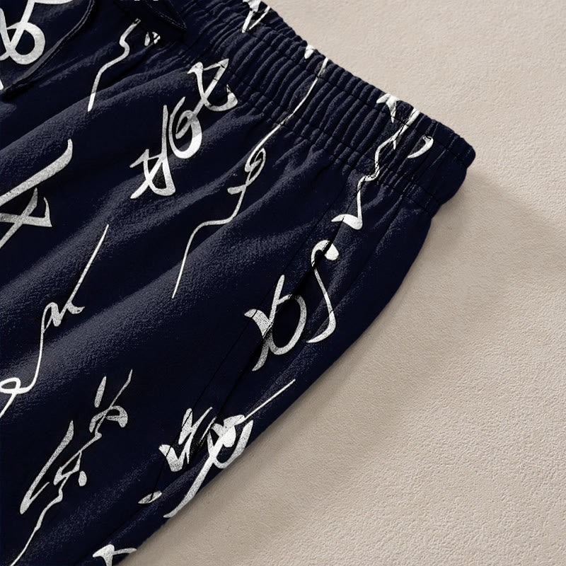 Buddha Stones Weiße Baumwollhose für Herren mit Kalligrafiemuster, schmal zulaufendem Schnitt und Taschen - image 2