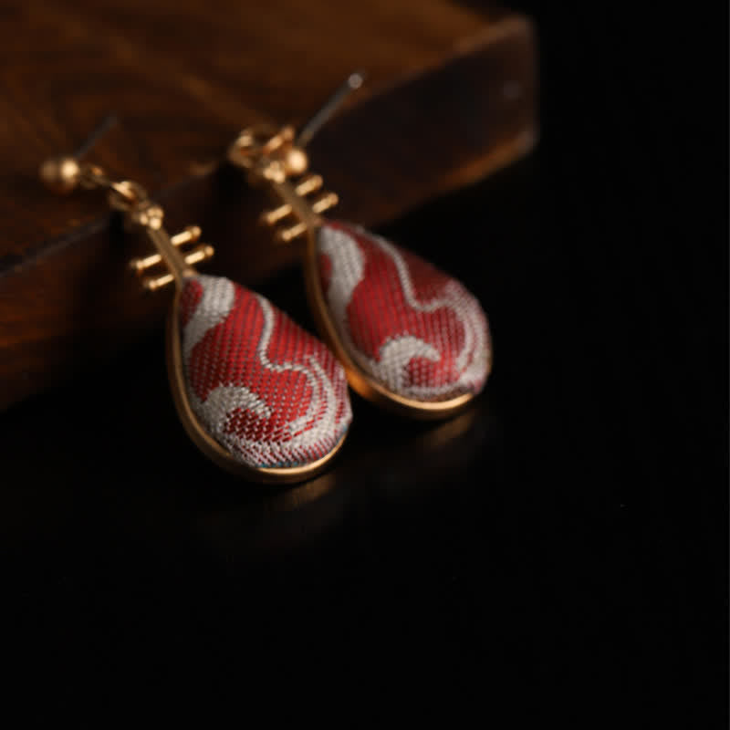 Buddha Stones Ohrringe mit tropfenförmigem Design und Brokatmuster in Weiß, verziert mit Pipa-Form, von Song Brocade. - image 4