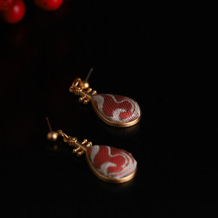 Buddha Stones Ohrringe mit tropfenförmigem Design und Brokatmuster in Weiß, verziert mit Pipa-Form, von Song Brocade. - image 5