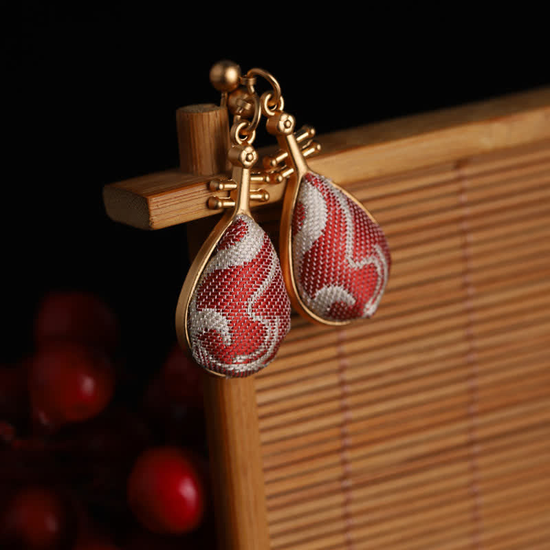 Buddha Stones Ohrringe mit tropfenförmigem Design und Brokatmuster in Weiß, verziert mit Pipa-Form, von Song Brocade. - Song Brocade (Wohlstand♥Harmonie) - image 0