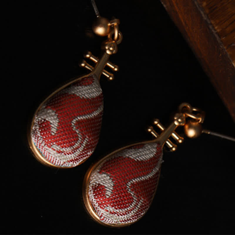 Buddha Stones Ohrringe mit tropfenförmigem Design und Brokatmuster in Weiß, verziert mit Pipa-Form, von Song Brocade. - image 6