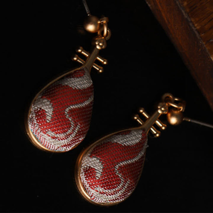 Buddha Stones Ohrringe mit tropfenförmigem Design und Brokatmuster in Weiß, verziert mit Pipa-Form, von Song Brocade. - image 6