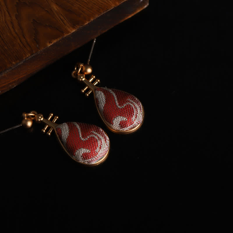 Buddha Stones Ohrringe mit tropfenförmigem Design und Brokatmuster in Weiß, verziert mit Pipa-Form, von Song Brocade. - image 3