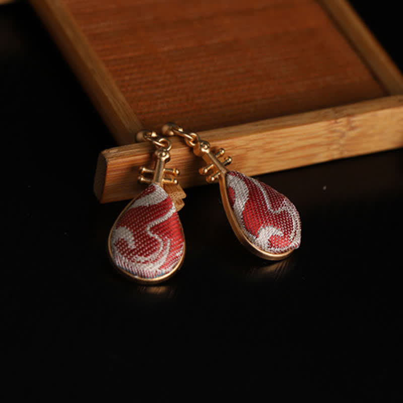 Buddha Stones Ohrringe mit tropfenförmigem Design und Brokatmuster in Weiß, verziert mit Pipa-Form, von Song Brocade. - image 1