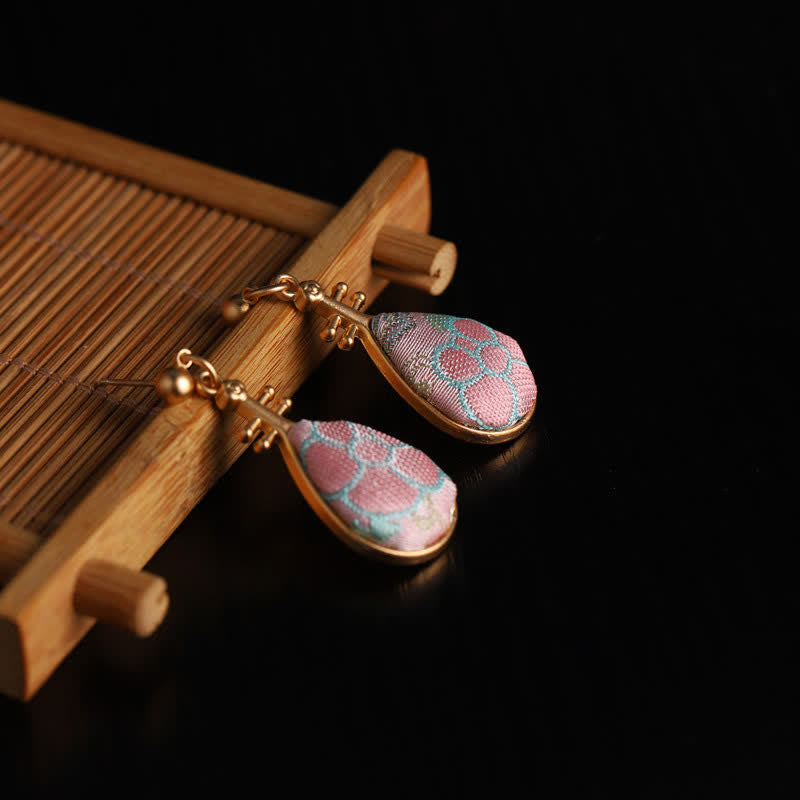 Buddha Stones Ohrringe in Pipa-Form mit floralem Brokatmuster, handgefertigt in Tropfenform - image 1
