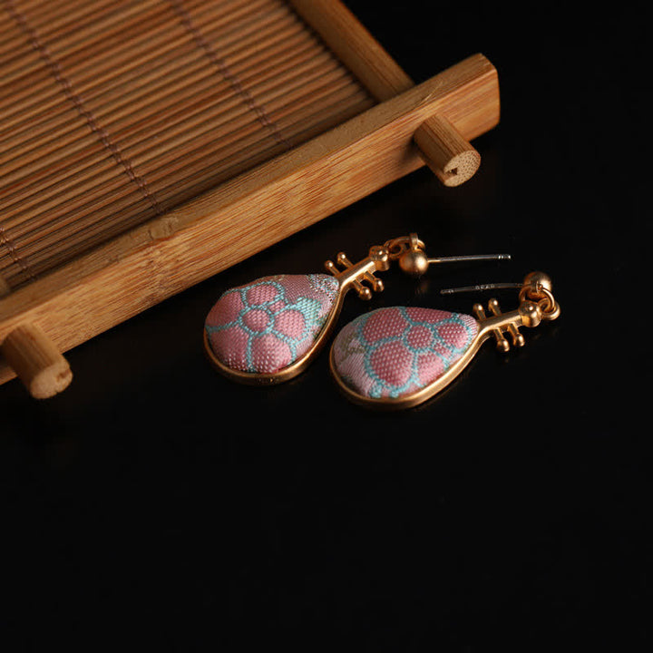 Buddha Stones Ohrringe in Pipa-Form mit floralem Brokatmuster, handgefertigt in Tropfenform - image 9