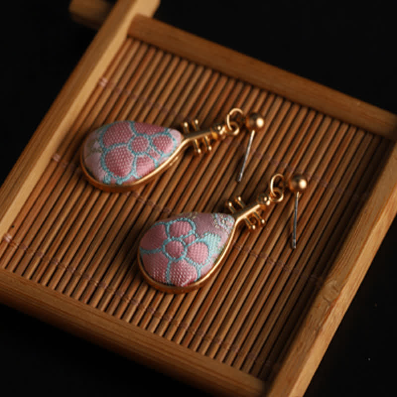 Buddha Stones Ohrringe in Pipa-Form mit floralem Brokatmuster, handgefertigt in Tropfenform - image 8