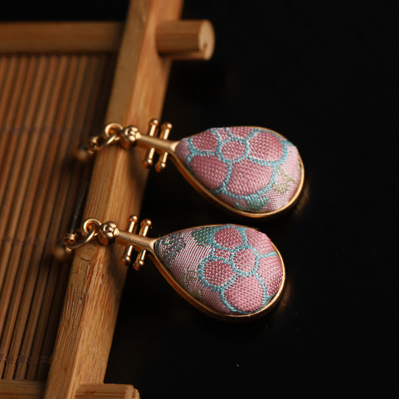 Buddha Stones Ohrringe in Pipa-Form mit floralem Brokatmuster, handgefertigt in Tropfenform - Song Brocade (Wohlstand♥Harmonie) - image 0