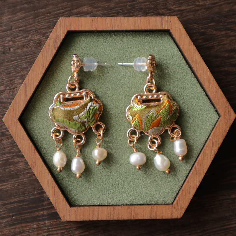 Buddha Stones Ohrhänger aus handgefertigter Seide mit Brokatmotiv, Friedensverschluss und Perle zum Schutz der Seele - image 1