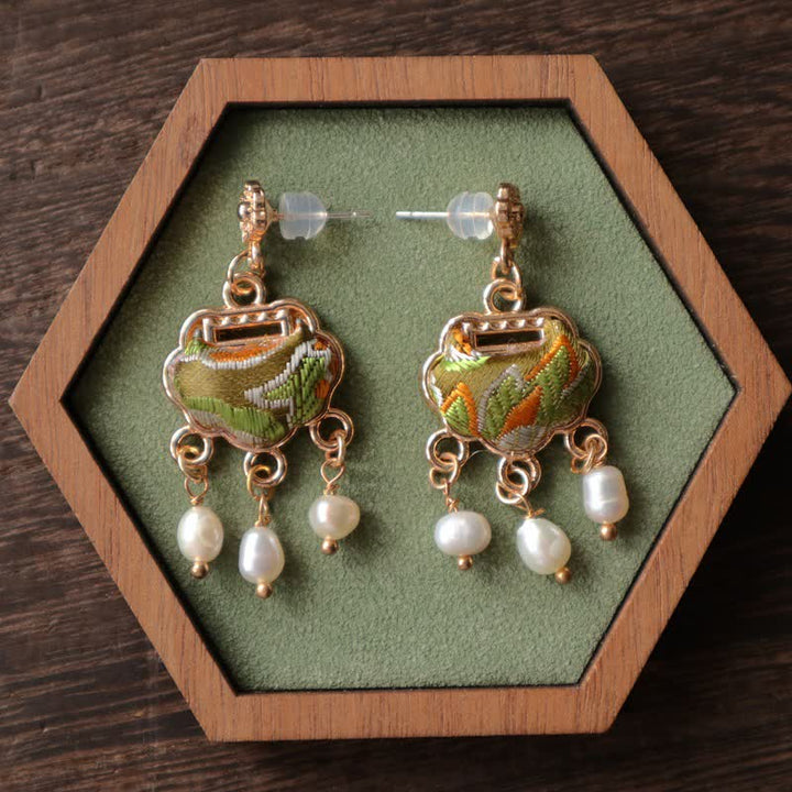 Buddha Stones Ohrhänger aus handgefertigter Seide mit Brokatmotiv, Friedensverschluss und Perle zum Schutz der Seele - image 1