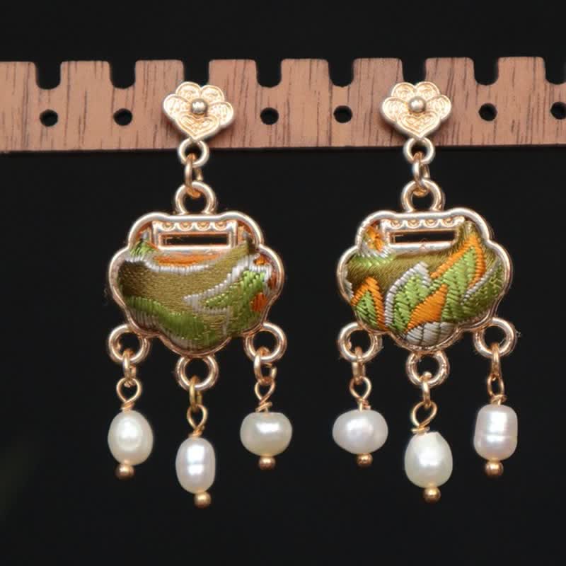 Buddha Stones Ohrhänger aus handgefertigter Seide mit Brokatmotiv, Friedensverschluss und Perle zum Schutz der Seele - Silber (Segen♥Ruhe) - image 0